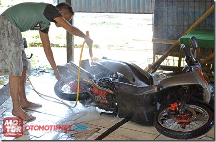 cuci motor miring