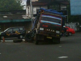 Awas-Ada-Laka-Truk-vs-Sedan-di-Ring-Road-Timur