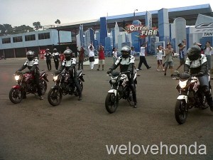 riding-honda-cb150r.jpg
