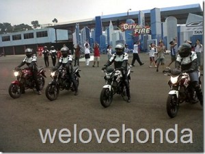 riding-honda-cb150r_thumb.jpg