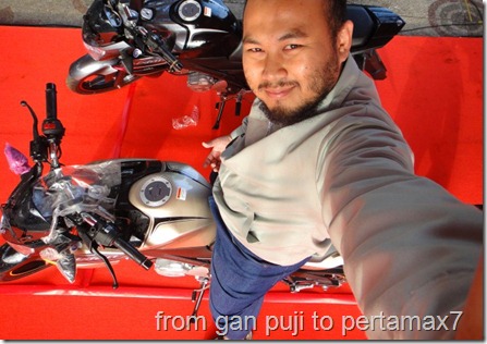 Tukang Poto Juga Mesti Nampang With Vixi Item di Background (Small)