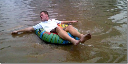 bule renang saat banjir