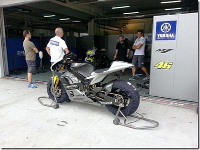 Rossi Tweets Foto Livery Baru Motor Yamaha M1 5 (Small)
