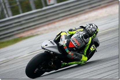 Rossi Tweets Foto Livery Baru Motor Yamaha M1 7 (Small)