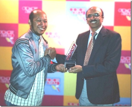 Pramod Kulkarni Head of Engineering PT TVS Motor Company Indonesia menerima Best Sport 160-180 cc untuk TVS Apache RTR 180 cc (Small)