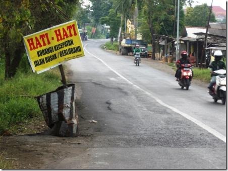 hati-hati jalan rusak