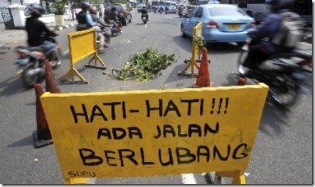 peringatan-tanda-jalan-berlubang-ilustrasi-_121130211952-227