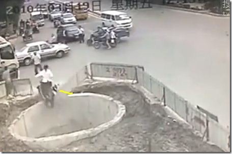 matic tabrakan lucu masuk lubang