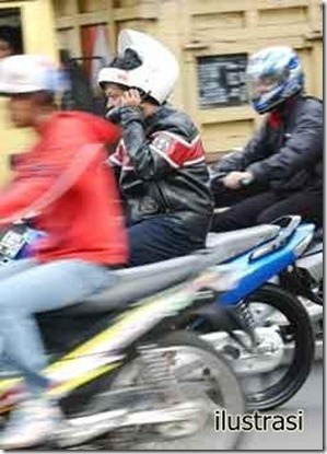 naik motor sambil telepon