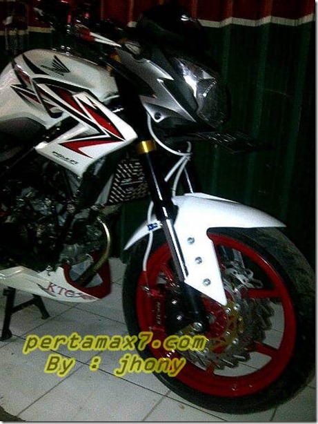 honda Cb150R upside down