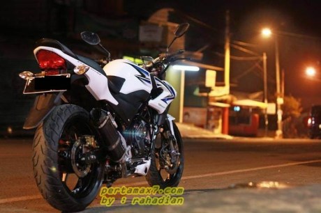 modifikasi-honda-CB150R-streetfire-velg-ninja-250-fi.jpg