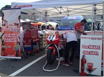 astra honda racing team suzuka 2013 padock (Small)