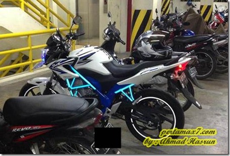 honda Cb150R scothlite menyala biru