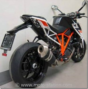 KTM-1290-super-duke-r-2_thumb.jpg