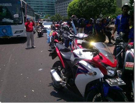 demo buruh bawa honda CBR