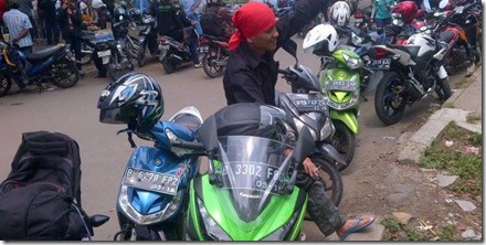 demo buruh bawa ninja 250