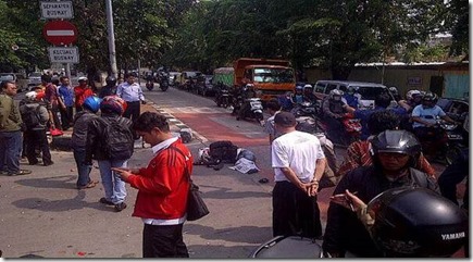 kecelakaan ZX-6R vs ER-6N di jalur busway