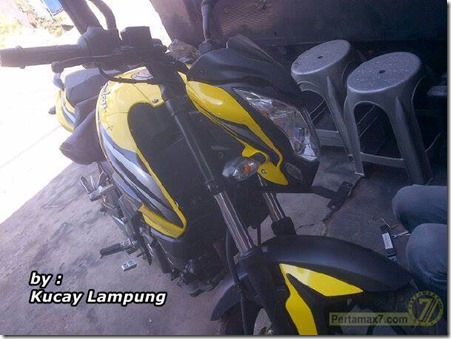 dudukan plat nomor kawasaki bajaj pulsar 200ns terpasang 1