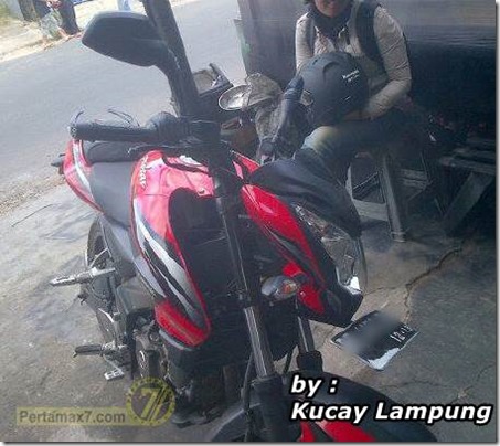 dudukan plat nomor kawasaki bajaj pulsar 200ns terpasang 2