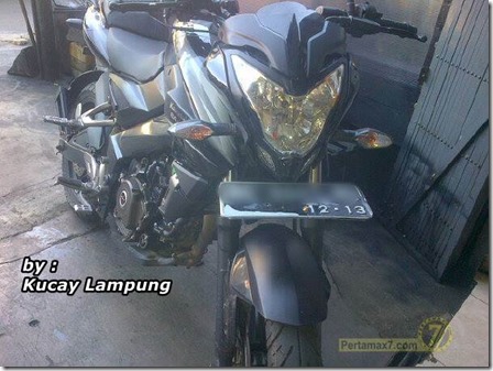 dudukan plat nomor kawasaki bajaj pulsar 200ns terpasang