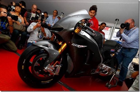 Honda RCV1000R production racer (Small)