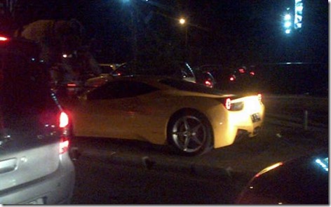 ferrari terobos jalur busway