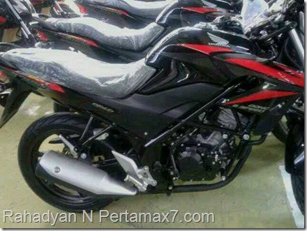 honda CB150R black carbon red