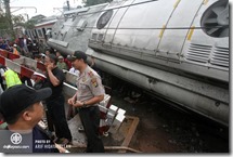 KRL_VS_MOBIL_TANGKI_BBM_014