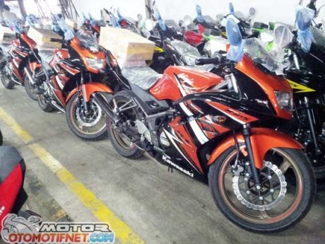 warna-baru-Ninja-150RR-1.jpg