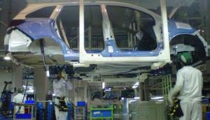 236579_karyawan-sedang-merakit-mobilio_663_382 (1)