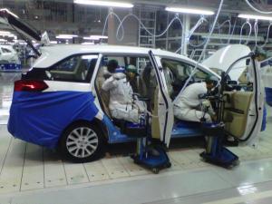 236580_karyawan-sedang-merakit-mobilio_663_498