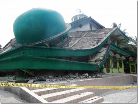 ini-masjid-di-banyumas-yang-roboh-akibat-gempa-kebumen-002-nfi