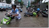 motor-mogok-karena-banjir_thumb.jpg