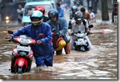 motor mogok terjang banjir