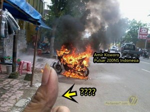 Motor-terbakar-karena-pasang-stiker-pinggir-jalan-1.jpg