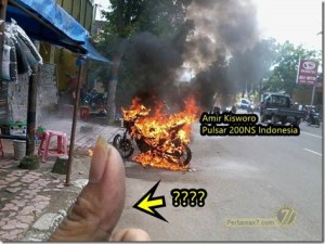Motor-terbakar-karena-pasang-stiker-pinggir-jalan-1_thumb.jpg