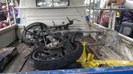 Motor-terbakar-karena-pasang-stiker-pinggir-jalan-2.jpg