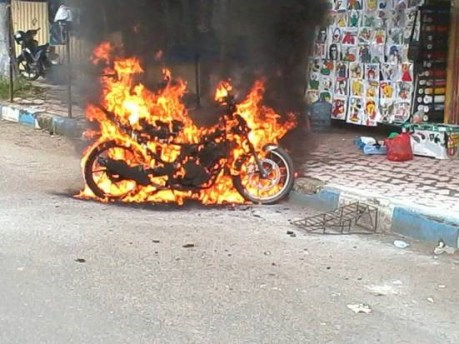 Motor-terbakar-karena-pasang-stiker-pinggir-jalan-3.jpg