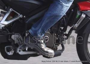New-Bajaj-Pulsar-200-NS-with-Fuel-Injection-Spy-Shots-rush-lane-19