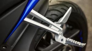 2014-Yamaha-YZF-R125-EU-Race-Blu-Detail-002