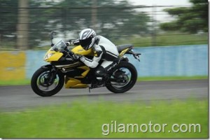 gilamotor.com-test-kawasaki-ninja-250-RR-mono.jpg