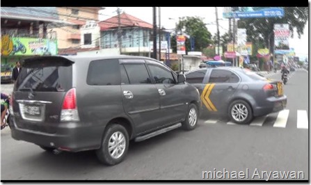 kecelakaan mobil inova vs mobil polisi 1