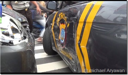 kecelakaan mobil inova vs mobil polisi