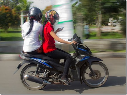 naik motor sambil main hape