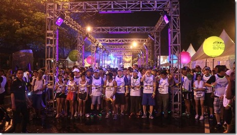 Peserta di garis start Glow Run Night Series GT125 Semarang