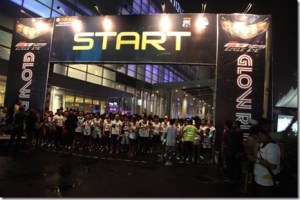 Peserta-di-garis-start-Glow-Run-Night-Series-GT125-Surabaya-Small_thumb.jpg