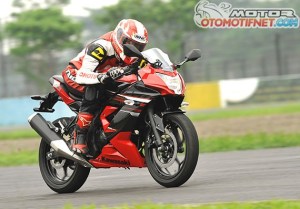 komparasi-Ninja-RR-Mono-VS-Ninja-250FI-3.jpg