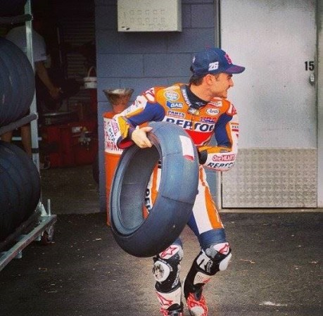 pedrosa-ambil-ban.jpg
