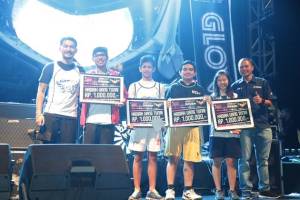 Rio Dewanto bersama para pemenang hadiah uang tunai Glow Run GT125&nbsp;Bandung