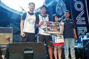 Rio Dewanto bersama pemenang Road to Fun Run Singapore Glow Run GT125&nbsp;Bandung